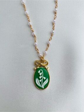 Vintage Style Green Cameo Lily of the Valley Necklace GoldTone Faux Pearl Chain